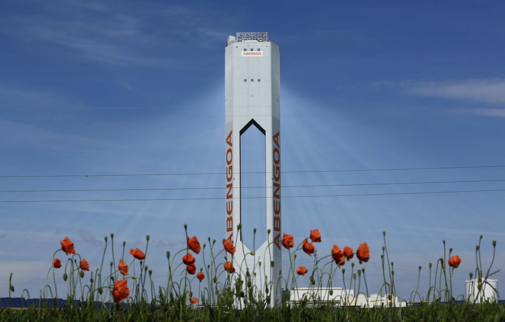 A tower belonging to the Abengoa solar plant is seen at the "Solucar" solar park in Sanlucar la Mayor, near the Andalusian capital of Seville, southern Spain March 4, 2016. REUTERS/Marcelo del Pozo  TPX IMAGES OF THE DAY      - RTS9AQL